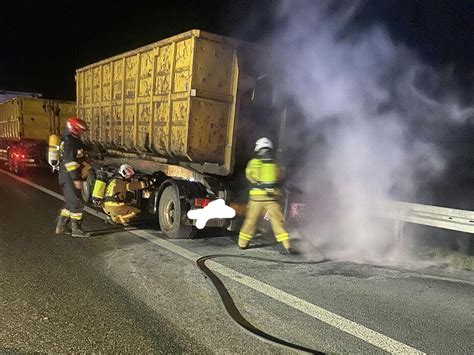 Zdjęcie płonącej naczepy TIR-a na autostradzie A4 z widocznymi służbami ratunkowymi