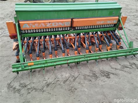 Zdjęcie siewnika Amazone D8 z widocznymi elementami technicznymi