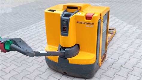 Zdjęcie przedstawiające czterokołowy elektryczny wózek widłowy Jungheinrich serii EFG podczas pracy w nowoczesnym magazynie.