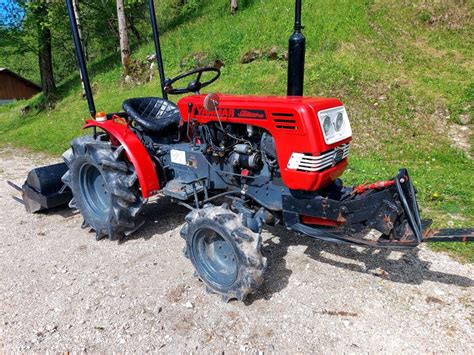 Mini traktor Yanmar z zaznaczonymi punktami smarowania