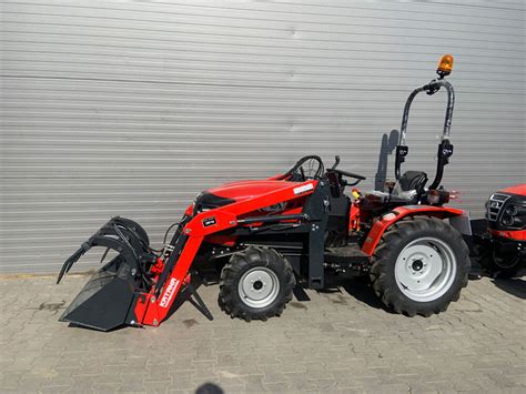 Mini traktor z ładowaczem czołowym (turem)