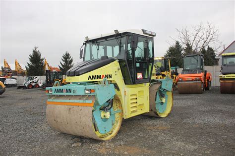 Technik serwisujący walec Ammann AV 12 z zachowaniem zasad BHP