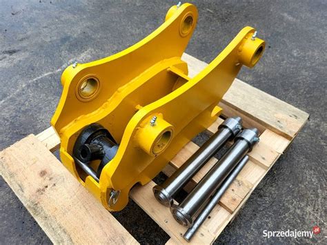 Urządzenie diagnostyczne do maszyn JCB podłączone do koparki