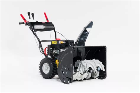 Odśnieżarka spalinowa Handy w akcji, usuwająca śnieg z podjazdu