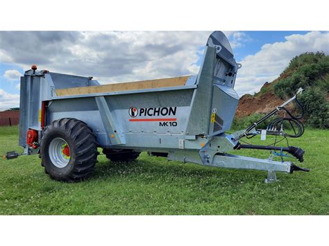 Thematic photo of Pichon MK manure spreader working in a field