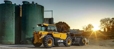 Infografika przedstawiająca kluczowe dane techniczne ładowarki JCB 530-60 AgriSuper, takie jak udźwig, zasięg i moc silnika
