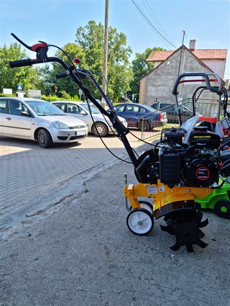 zdjęcie glebogryzarki Vega VT-50 Loncin podczas pracy na działce