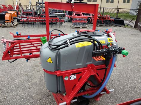 Opryskiwacz zawieszany Demarol MINI CYKLON 300L w akcji na polu
