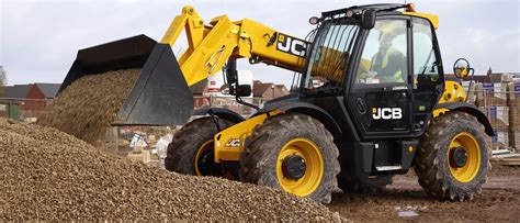kolaż zdjęć przedstawiających ładowarki JCB 531-70 w różnych zastosowaniach (rolnictwo, budownictwo, odpady)