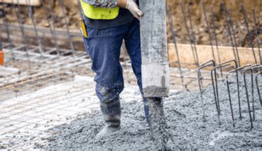 Zastosowanie młota spalinowego na placu budowy: wyburzanie betonu