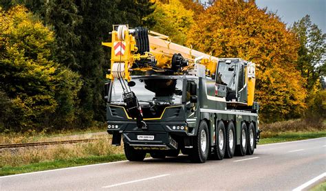 Zdjęcie żurawia Liebherr LTM 11200-9.1 w akcji na placu budowy