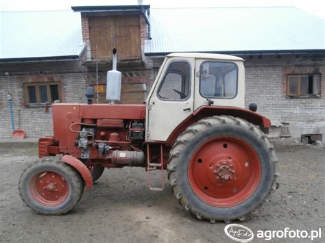 Archiwalne zdjęcie ciągnika JUMZ-6 podczas pracy w polu