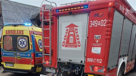 Tematyczne zdjęcie ładowarki z podpiętym łyżko-krokodylem podczas pracy w gospodarstwie