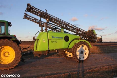Zdjęcie przedstawiające opryskiwacz ciągany Tecnoma Fortis 3300L w akcji na polu