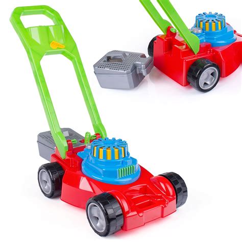 zbliżenie na detale zabawki kosiarki: kosz, wirnik, uchwyt