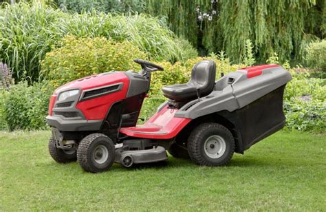 schemat porównujący różne typy traktorków ogrodowych