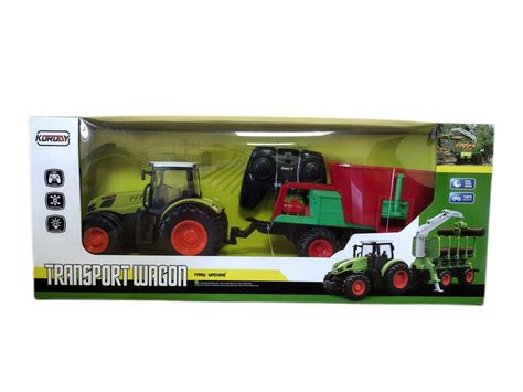 Zdalnie sterowany czerwony ciągnik z zieloną naczepą