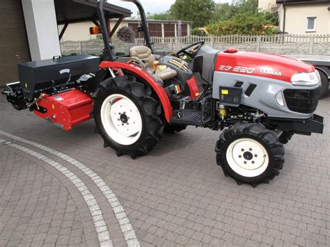 Yanmar mini traktorek na tle pola