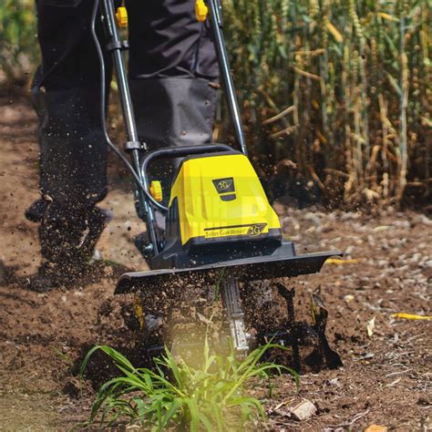 Zdjęcie glebogryzarki elektrycznej John Gardener (GEKO G83003) w trakcie pracy na grządce.