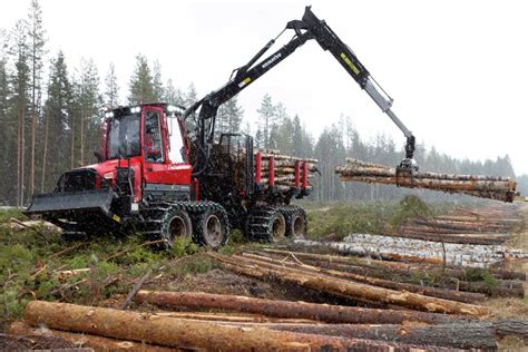 Komatsu 845 forwarder pracujący w lesie