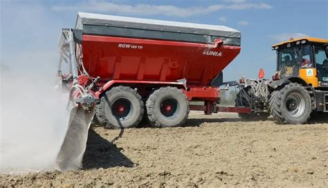 Zdjęcie grupowe rozrzutników wapna różnych marek na polu