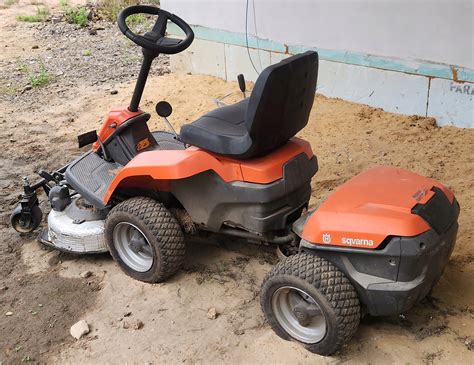 Zestawienie różnych modeli traktorków ogrodowych Husqvarna