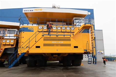 Białoruska wywrotka BelAZ 75710 w kopalni odkrywkowej