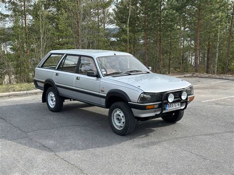 zdjęcie załogi z Gdańska przy ich samochodzie Peugeot 505 Dangel z herbem Gdańska
