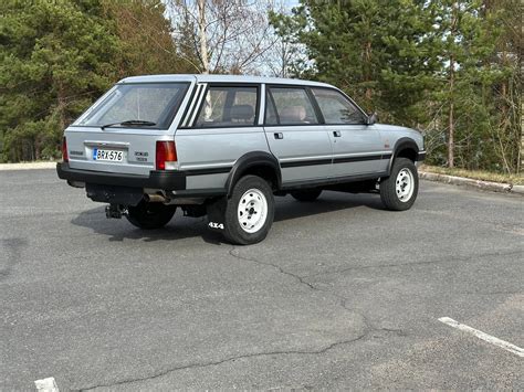 zdjęcie uszkodzonego Peugeota 505 Dangel w warsztacie lub podczas naprawy