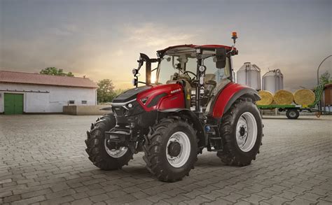 Zdjęcie opryskiwacza Case IH w pracy na polu