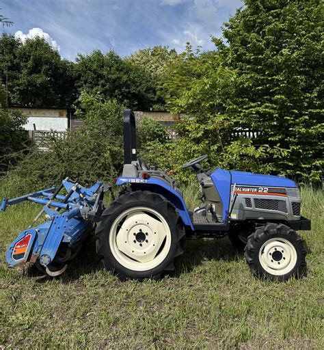 zdjęcie traktorka iseki w trakcie pracy z widocznym przednim napędem