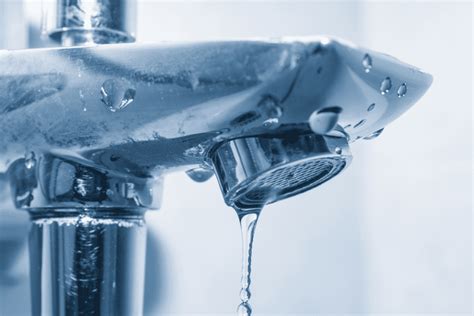 Złota rączka naprawiająca cieknący kran, narzędzia hydrauliczne