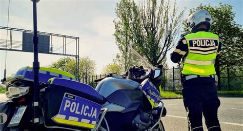 zdjęcie policyjnego patrolu kontrolującego ciężarówkę na autostradzie