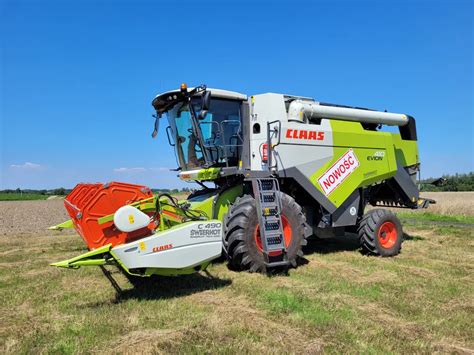 Zdjęcie otwartej maski silnika kombajnu CLAAS Evion z łatwym dostępem do komponentów