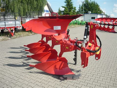 Porównanie pługów z różnymi typami zabezpieczeń korpusów: śrubowym, resorowym i hydraulicznym.