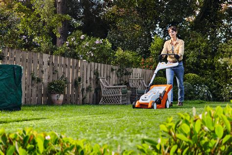 Zestawienie różnych modeli kosiarek akumulatorowych STIHL RMA