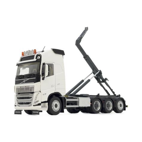 zdjęcie szczegółowego modelu ciągnika siodłowego Volvo FH5 Lkw z hakowcem MarGe Models w skali 1:32