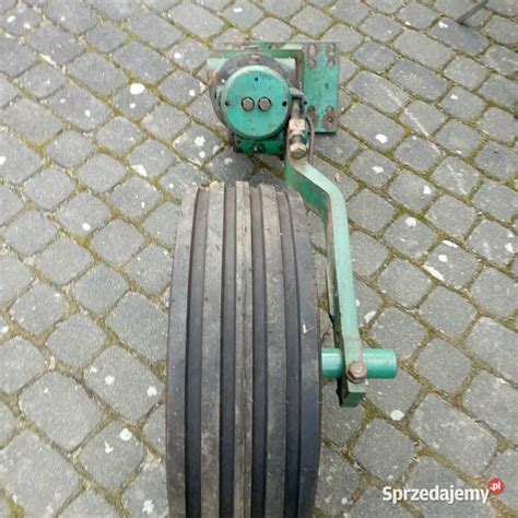 Schemat budowy pługa obrotowego Kverneland z zaznaczonymi kluczowymi elementami: rama, korpusy, koło podporowe, mechanizm obrotu.