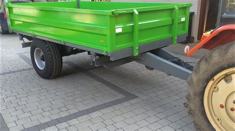 Budowa przyczepy wywrotki z widocznym siłownikiem hydraulicznym