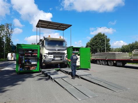 Różne konfiguracje przyczep wywrotek, w tym modele z plandekami i rampami