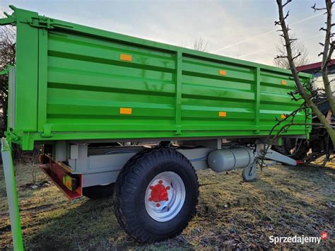 Przyczepa wywrotka z załadowanym sprzętem ogrodniczym
