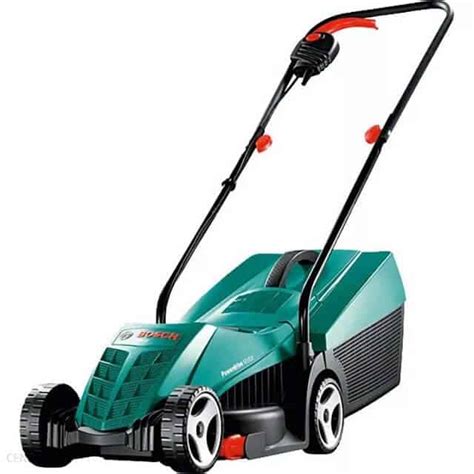 Bosch ARM 32 - widok ogólny kosiarki podczas koszenia trawnika w ogrodzie