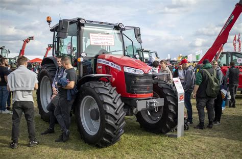 Różne modele ciągników Massey Ferguson do pracy w polu