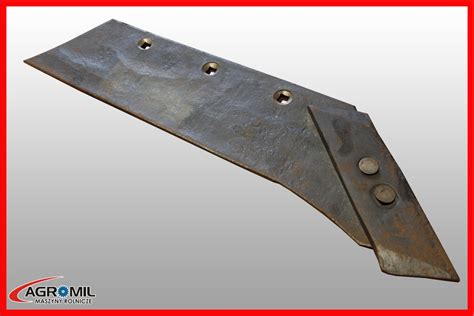 Zbliżenie na lemiesz pługa z dłutami, pokazujące możliwość ich odwrócenia lub wymiany.