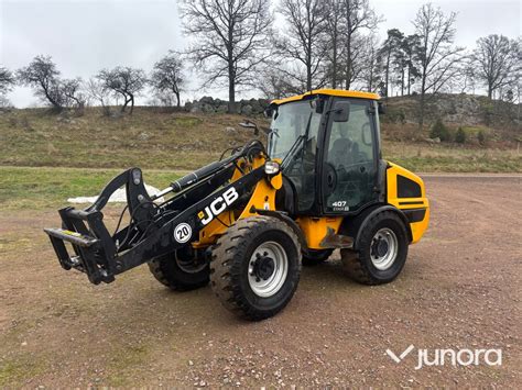 Zdjęcie ładowarki kołowej JCB 407 SV z wysuniętym ramieniem