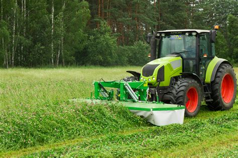 zdjęcie 30-letniej kosiarki bębnowej Samasz przed renowacją