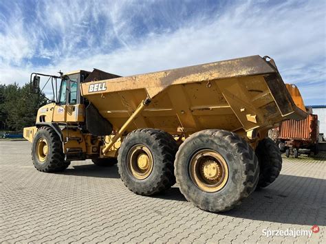 Wozidło Bell B30D podczas rozładunku materiału
