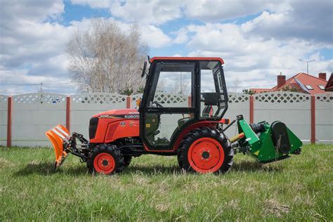Zdjęcie ciągnika Kubota B2441 z podłączoną kosiarką bijakową