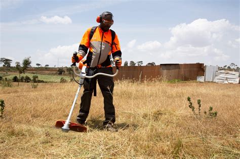 Infographic comparing light, medium, and heavy-duty Stihl brushcutters and their typical uses
