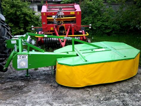 Zdjęcie: kosiarka rotacyjna rolnicza zawieszona na ciągniku podczas pracy